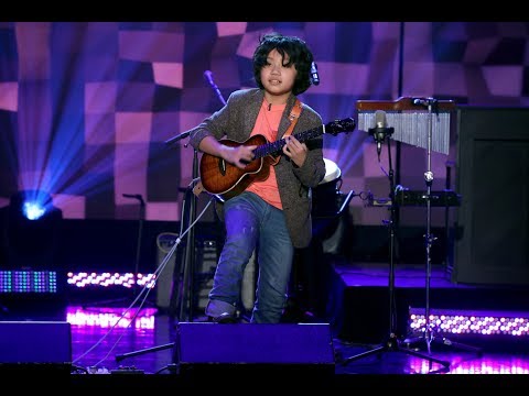 Talented Kid Ukulele Prodigy Feng E Takes the Stage